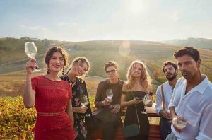 People enjoying Asti wines in wineyards in Asti DOCG, northern Italy