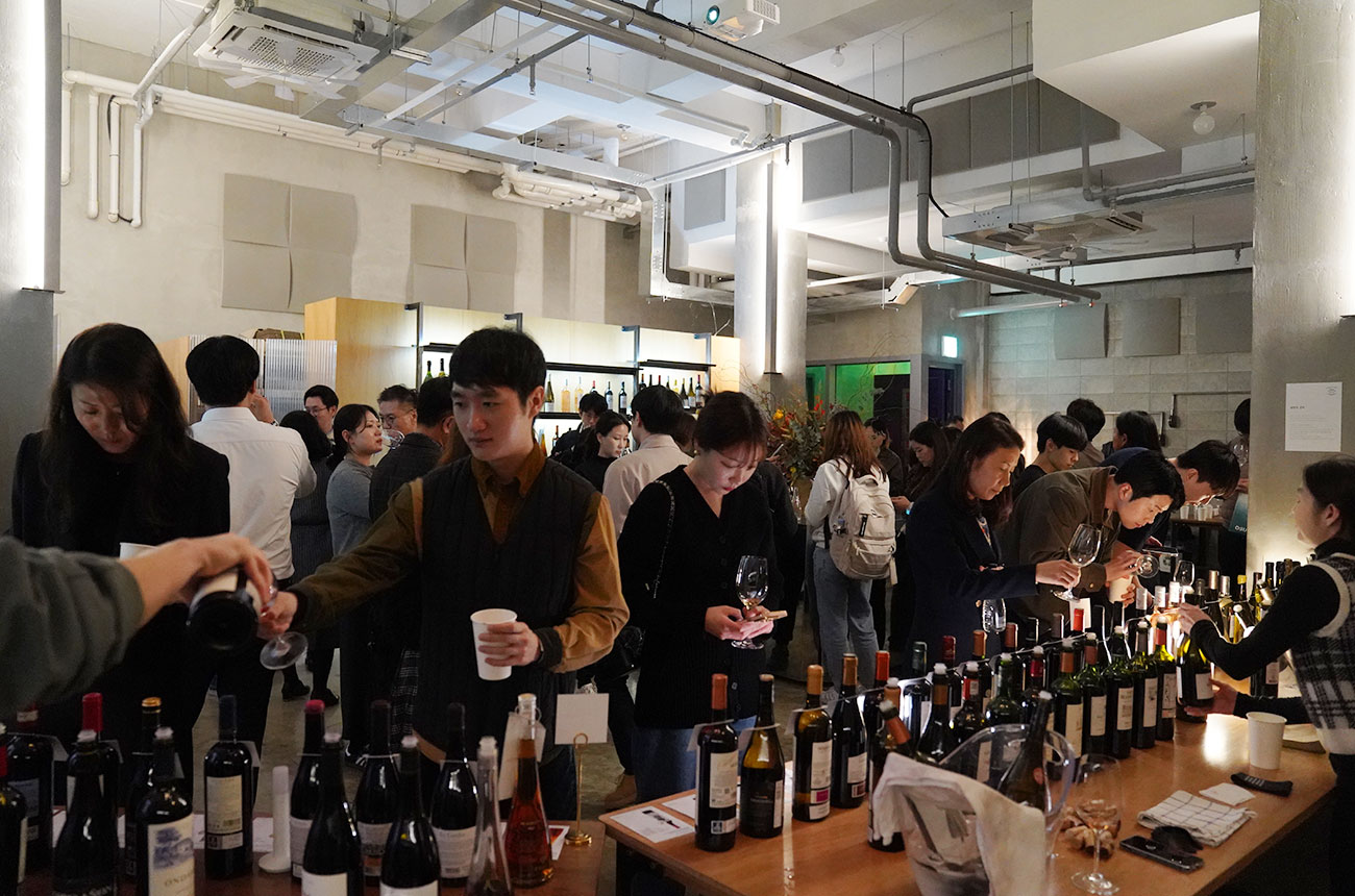 Attendees at the DWWA 2024 Tasting in Seoul