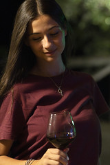 L'examen visuel pour identifier la robe et l'âge du vin.